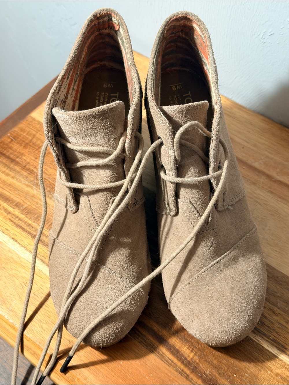 Tom’s Size 9 Neutral Suede Lace-Up Desert Boot - Picture 4 of 6